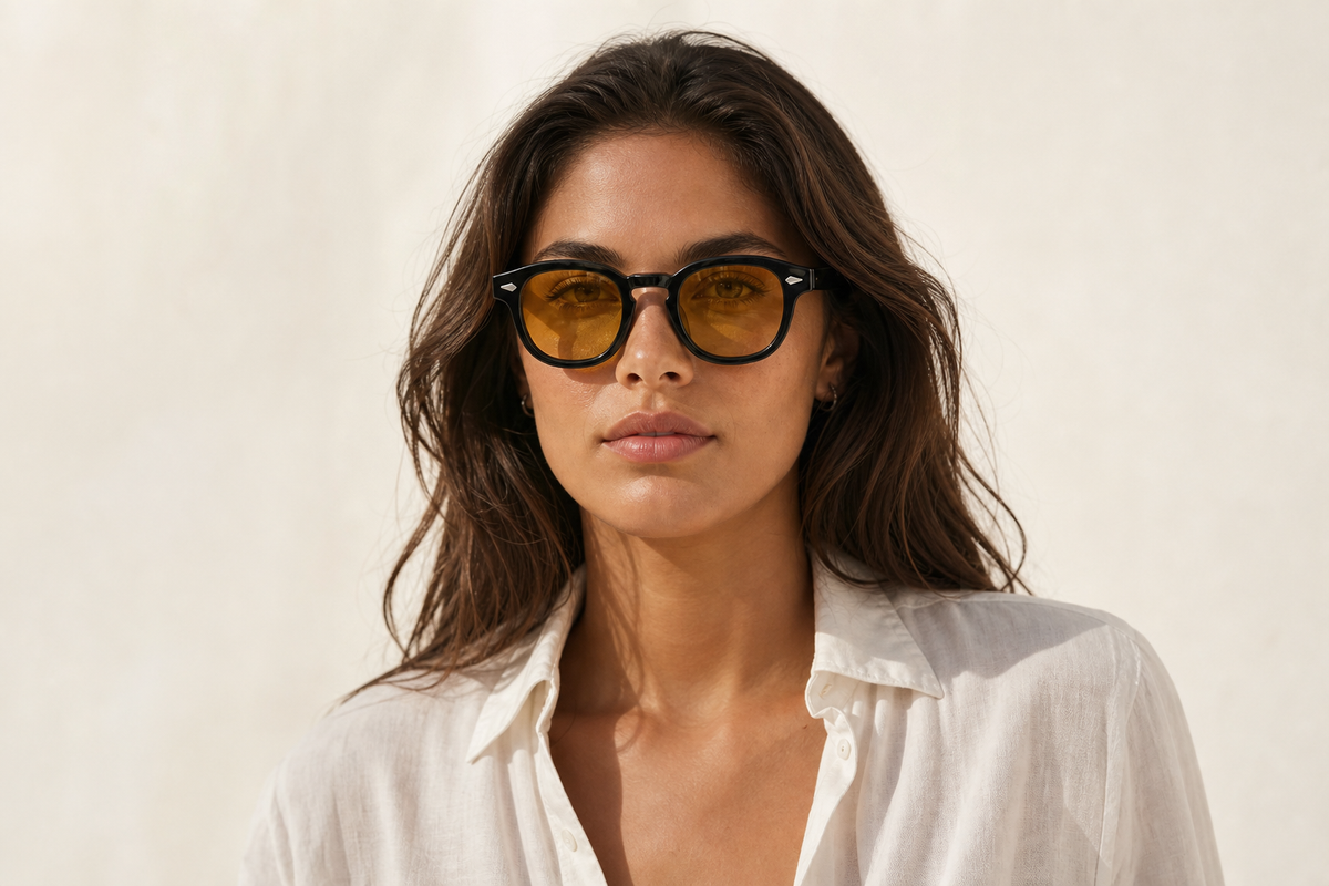 Lunettes de soleil Afterglow portées par une femme, monture noire brillante et verres jaunes, esprit solaire