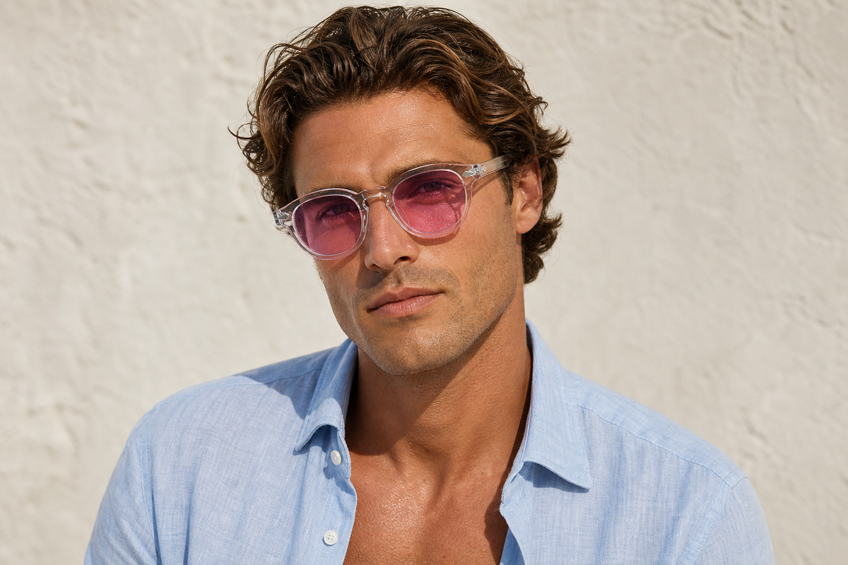 Lunettes de soleil Pink Paradise portées par un homme, monture cristal transparente et verres roses, look lumineux